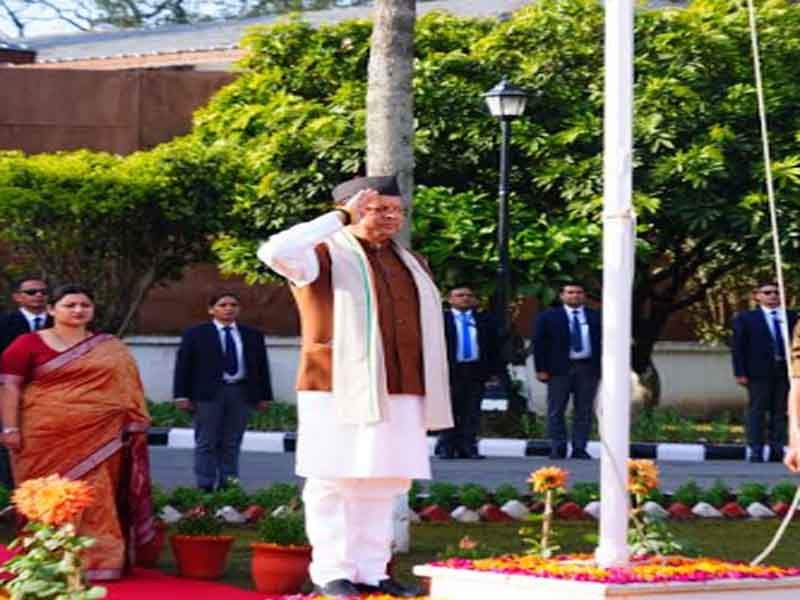 मुख्यमंत्री धामी ने 77 वें गणतंत्र दिवस के अवसर पर मुख्यमंत्री आवास में फहराया राष्ट्रीय ध्वज