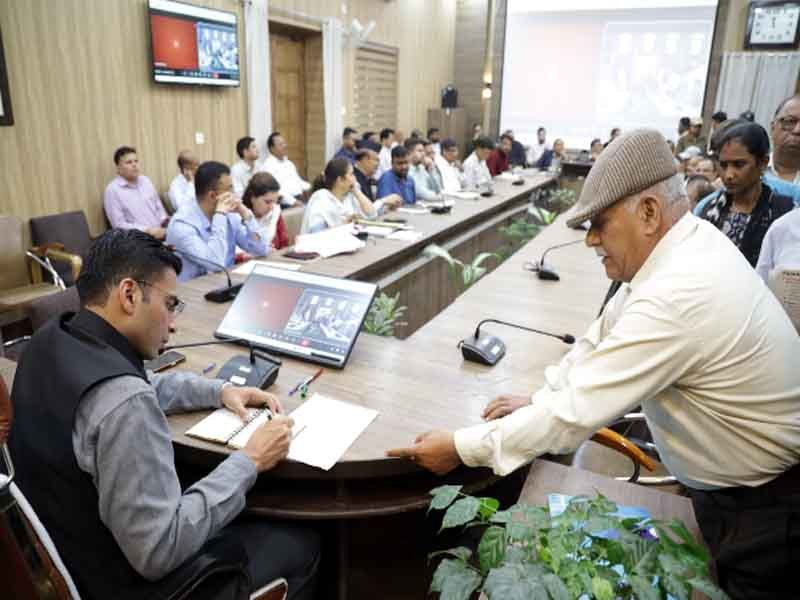 बेटे की बढती गंुडई हार्ट पेंशेंट लाचार पिता पंहुचे डीएम द्वार; डीएम कोर्ट  में गुंडा एक्ट में दर्ज हुआ वाद